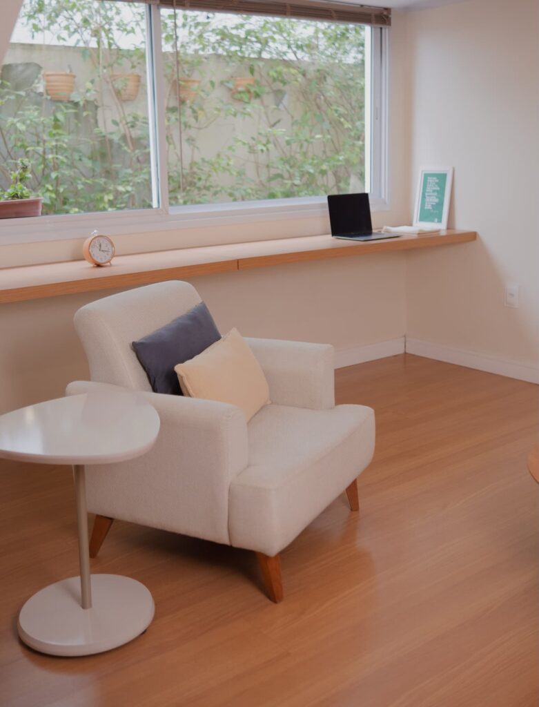 Consultório de psicoterapia individual, ambiente acolhedor para autoconhecimento, regulação emocional e desenvolvimento pessoal com psicóloga clínica Cris Barreto