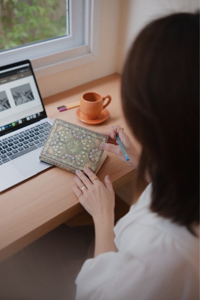 Psicóloga de adultos e casais anotando em caderno durante atendimento